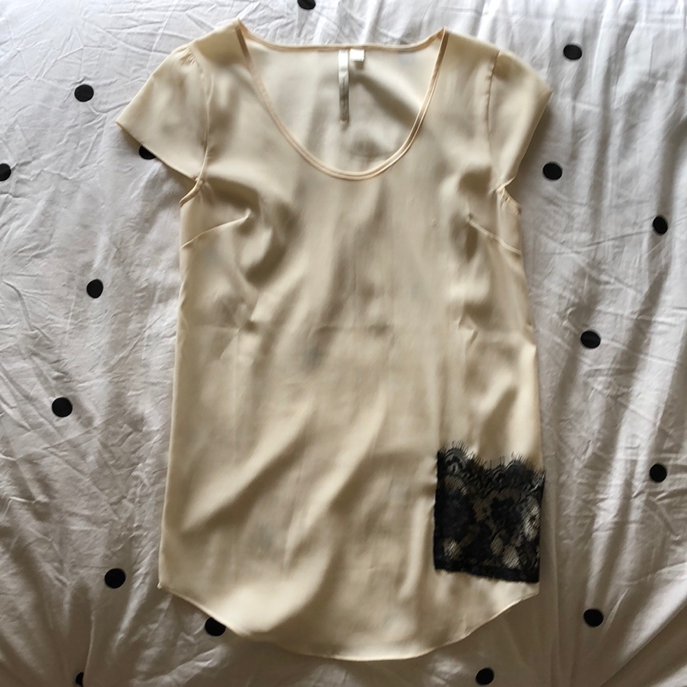 Short sleeved blouse with lace pocket
